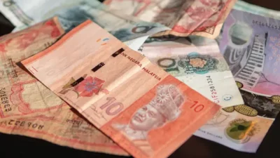 Ilustrasi - Sejumlah barang bukti uang palsu Ringgit Malaysia yang diamankan pihak berwenang. Dua WNI divonis dua tahun penjara terkait kasus serupa di Kuching.