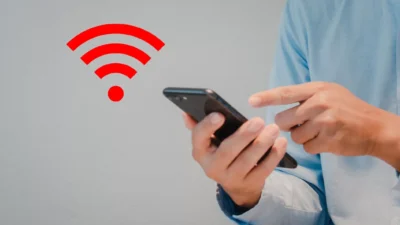 "Jaringan internet atau sinyal HP sering jelek saat hujan? Ini 3 alasan utamanya, dari sinyal terhalang air (rain fade) hingga jaringan sibuk."