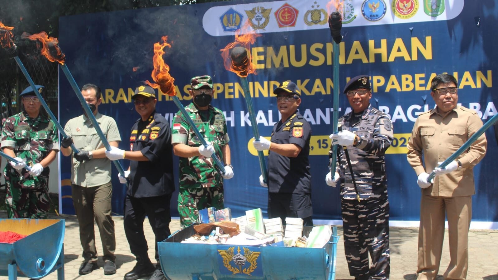 Irdam XII/Tpr, Brigjen TNI Agus Firman Yusmono (kiri), bersama pejabat Bea Cukai saat menghadiri acara pemusnahan barang ilegal di Kantor Wilayah DJBC Kalbar, Rabu (15/10/2025).