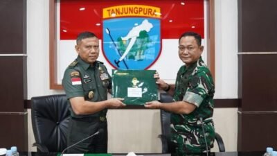 Irdam XII/Tpr, Brigjen TNI Agus Firman Yusmono, menerima laporan hasil Audit Kinerja Itjenad Tahun 2025 dari Ketua Tim Audit, Brigjen TNI Aulia Fahmi Dalimunthe, di Makodam XII/Tpr, Rabu (29/10/2025). Foto: HO/Faktakalbar.id