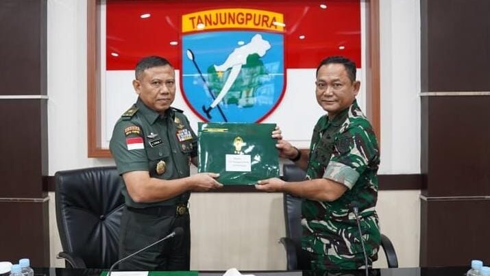 Irdam XII/Tpr, Brigjen TNI Agus Firman Yusmono, menerima laporan hasil Audit Kinerja Itjenad Tahun 2025 dari Ketua Tim Audit, Brigjen TNI Aulia Fahmi Dalimunthe, di Makodam XII/Tpr, Rabu (29/10/2025). Foto: HO/Faktakalbar.id