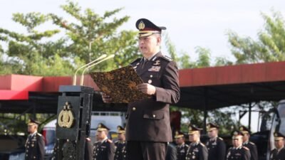 Irwasda Polda Kalbar, Kombes Pol Sigit Jatmiko, memberikan penghormatan saat memimpin upacara Peringatan Hari Kesaktian Pancasila di Lapangan Jananuraga, Rabu (1/10/2025).