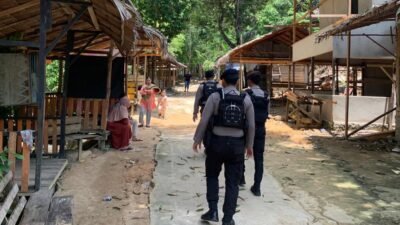 "Melalui patroli dialogis, Polres Kayong Utara menyapa warga dan menjaga keamanan di pusat ekonomi serta wisata Sukadana, sekaligus sosialisasikan Call Center 110."