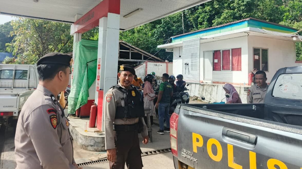 "Unit Satsamapta Polres Kayong Utara menggelar patroli Kamtibmas di Sukadana untuk memastikan keamanan. Petugas menyisir jalan utama dan objek vital."