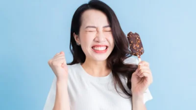 "Ketahui 4 alasan ilmiah dan psikologis mengapa jajan atau makan comfort food ampuh mengembalikan mood, mengurangi stres, dan mengatasi kelelahan."