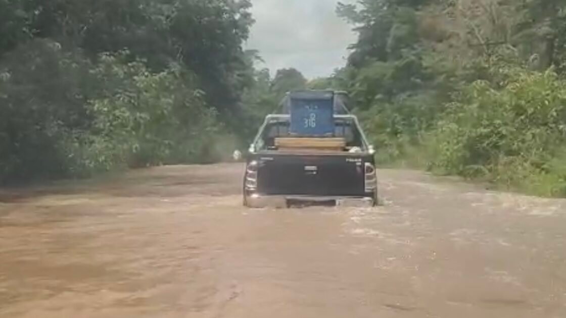 "Anggota DPRD Sintang menyoroti jalan Seputau-Merakai yang kerap banjir 1 meter. Akses vital terputus, warga terpaksa bayar rakit Rp 20 ribu untuk melintas."