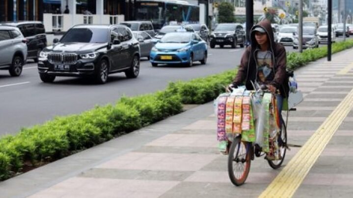 "Polda Metro Jaya membangun jaringan 'mata-mata' dari ribuan pedagang kopi 'starling' dan ojol untuk mengawasi kejahatan dan melaporkan aktivitas mencurigakan di Jakarta."