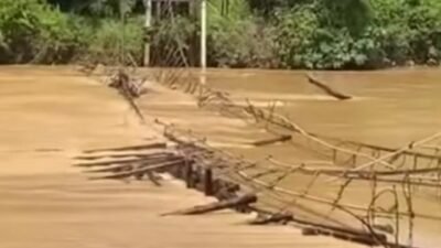 "Jembatan gantung di Desa Libau, Kecamatan Sepauk, roboh, memutus akses anak-anak sekolah. Tidak ada korban jiwa dalam kejadian ini. Warga berharap pemerintah segera memperbaikinya."