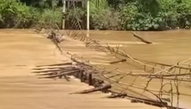 "Jembatan gantung di Desa Libau, Kecamatan Sepauk, roboh, memutus akses anak-anak sekolah. Tidak ada korban jiwa dalam kejadian ini. Warga berharap pemerintah segera memperbaikinya."