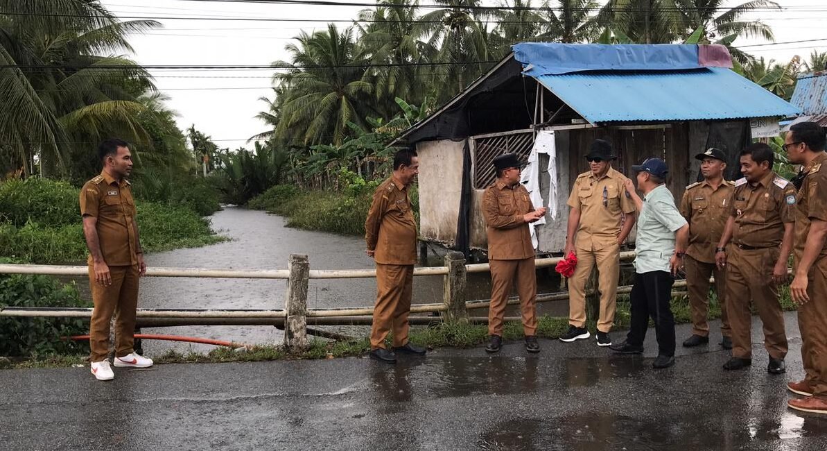 "Kondisi Jembatan Parit Penjara yang rusak parah di Sungai Kakap membuat Bupati Kubu Raya, Sujiwo, mendesak Gubernur Kalbar untuk menjadikannya prioritas perbaikan."