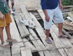 Akses 2 Kecamatan Terancam Putus, Jembatan Rusak Ini Jadi ‘Pajangan’ di Depan Kantor Camat Meranti