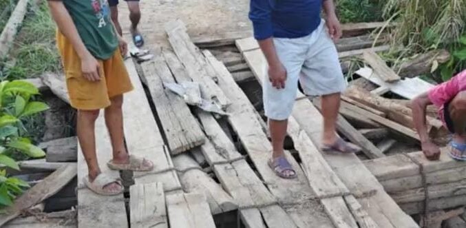 "Ironis! Jembatan vital penghubung 2 kecamatan di Meranti, Landak, rusak parah dan jadi 'pajangan' di depan kantor camat. Warga cemas akses terancam putus."