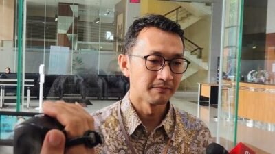 Juru Bicara KPK, Budi Prasetyo, memberikan keterangan kepada wartawan terkait perkembangan penyidikan kasus dugaan korupsi kuota haji di Gedung Merah Putih KPK, Jakarta.