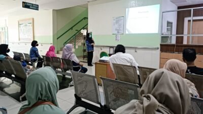 Seorang apoteker, Juliyastin Randa Pagiling, saat memberikan edukasi kesehatan di RSUD Sultan Syarif Mohamad Alkadrie (SSMA) Kota Pontianak pada hari Rabu (1/10/2025).