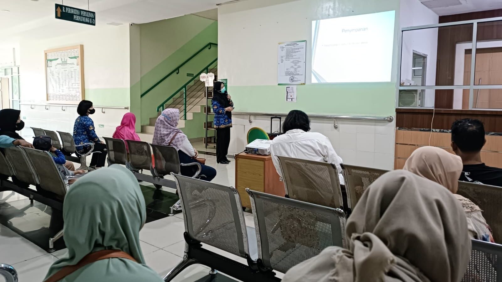 Seorang apoteker, Juliyastin Randa Pagiling, saat memberikan edukasi kesehatan di RSUD Sultan Syarif Mohamad Alkadrie (SSMA) Kota Pontianak pada hari Rabu (1/10/2025).
