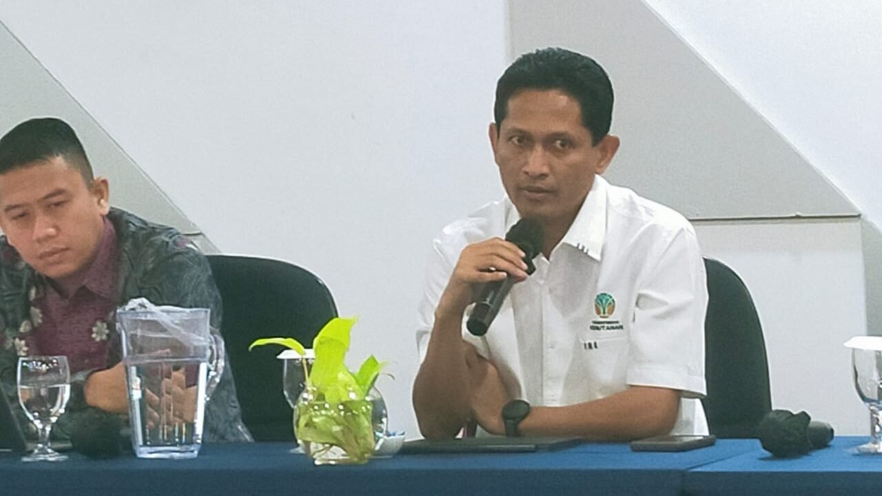 Jurmansyah saat menyampaikan materi dalam Lokakarya Konsultasi Provinsi Masyarakat Adat dan Komunitas Lokal (MAKL) dalam implementasi Proyek GCF MAJU Kalbar, di Hotel Golden Tulip Pontianak, Selasa (14/10/2025). Foto: HO/Faktakalbar.id