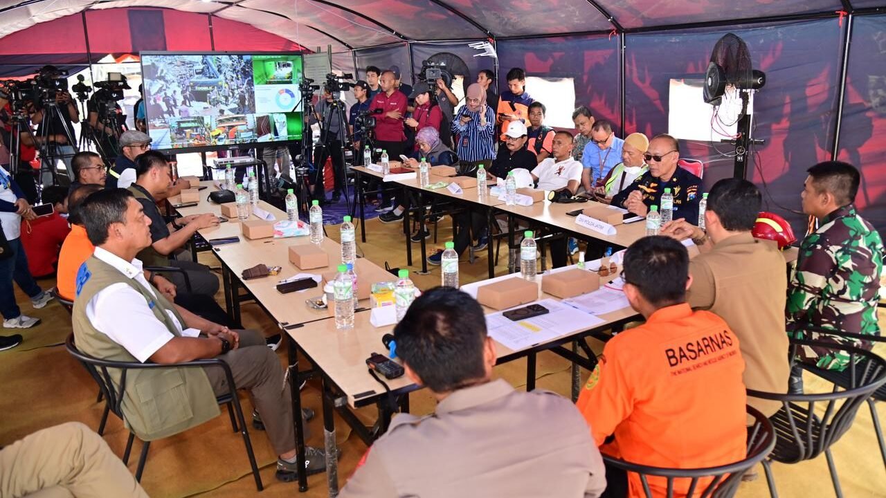 Kepala Badan Nasional Penanggulangan Bencana (BNPB) Letjen TNI Dr. Suharyanto, saat memimpin rapat koordinasi dan konferensi pers tentang update Penanganan Bencana Non-Alam akibat Bangunan Roboh di Musala Pondok Pesantren Al-Khoziny, Sidoarjo, di Posko BNPB, pada Sabtu (4/10). Foto: HO/Faktakalbar.id