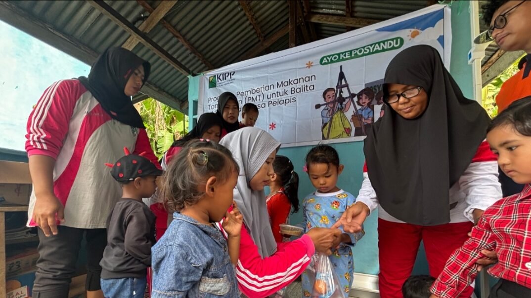 Kader Posyandu memberikan makanan tambahan untuk anak-anak Desa Pelapis, Kepulauan Karimata, Kayong Utara. Program rutin ini berdampak positif terhadap peningkatan kunjungan masyarakat ke Posyandu.