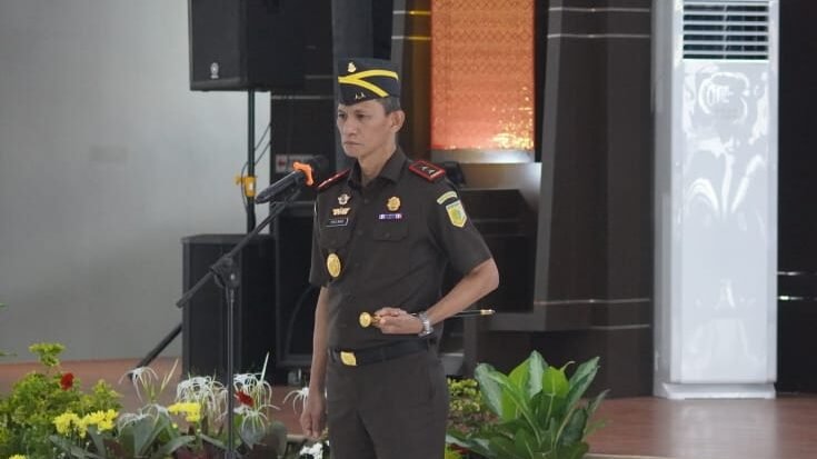 Kajati Kalbar Dr. Emilwan Ridwan (tengah) saat memimpin upacara pelantikan dan sertijab 15 pejabat Eselon III di Aula Baharuddin Lopa Kejati Kalbar, Rabu (29/10/2025).