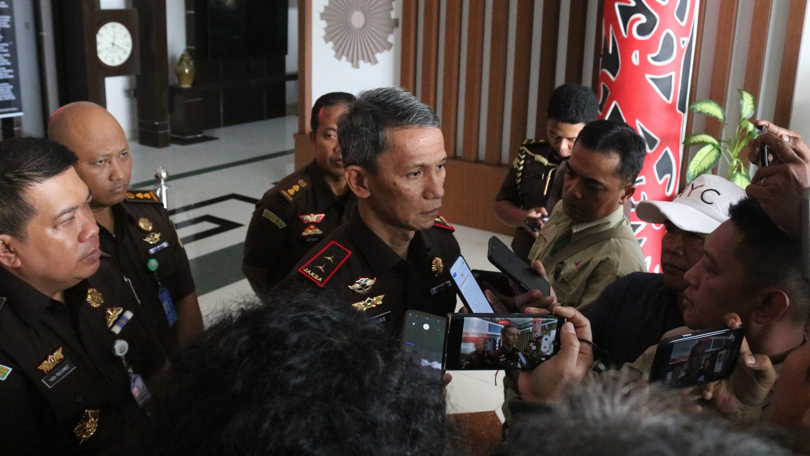 Kepala Kejaksaan Tinggi (Kajati) Kalimantan Barat, Dr. Emilwan Ridwan, S.H., M.H., saat memberikan keterangan pers di hari pertama bertugas, Senin (27/10/2025).