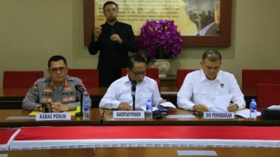 Kakortastipidkor Mabes Polri, Irjen Cahyono Wibowo, saat memberikan keterangan pers terkait penanganan kasus korupsi PLTU 1 Kalbar, Senin (6/10/2025).