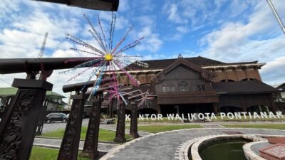 Kantor Wali Kota Pontianak mulai memasang manggar dalam menyemarakkan Hari Jadi ke-254 Pontianak.