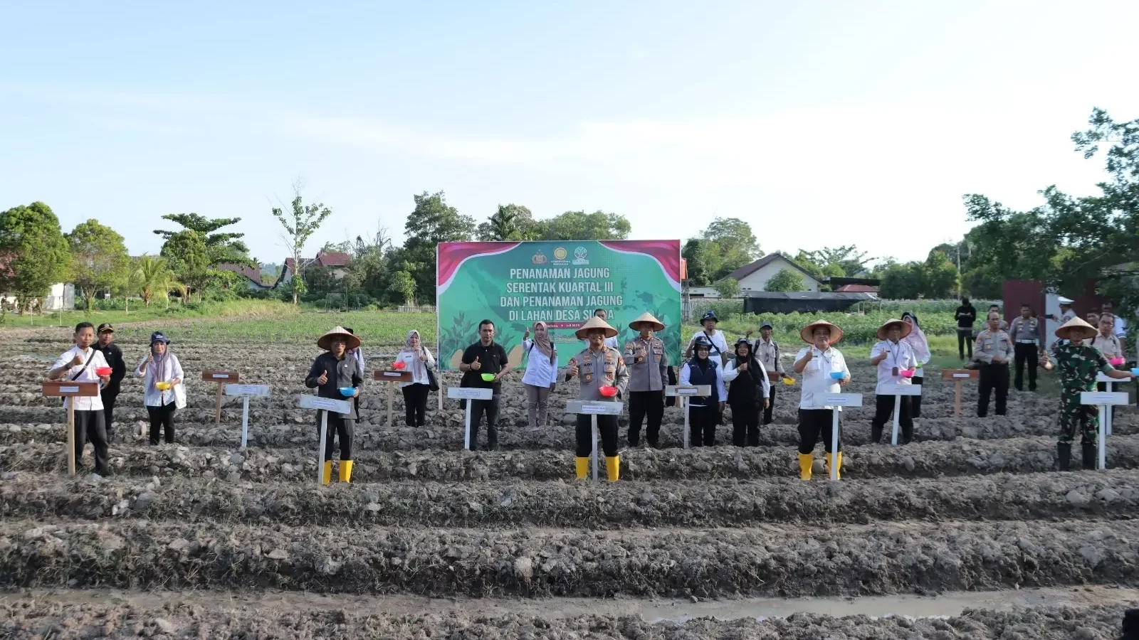 Kapolres Kayong Utara, AKBP Adi Prabowo (tengah), bersama jajaran Forkopimda secara simbolis menanam bibit jagung dalam Gerakan Penanaman Jagung Serentak di Sukadana, Rabu (8/10/2025).