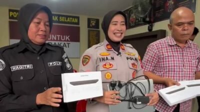 Kapolsek Pontianak Selatan, AKP Inayatun Nurhasanah, menunjukkan barang bukti laptop dan tablet hasil curian saat konferensi pers di Mapolsek Pontianak Selatan.