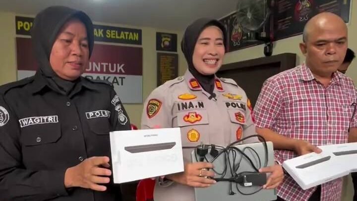 Kapolsek Pontianak Selatan, AKP Inayatun Nurhasanah, menunjukkan barang bukti laptop dan tablet hasil curian saat konferensi pers di Mapolsek Pontianak Selatan.