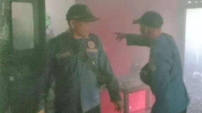 "Kebakaran hebat melanda sebuah rumah kos di Sintang. Meski tidak ada korban jiwa, kerugian material diperkirakan besar. Simak selengkapnya. "