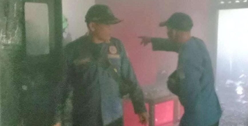 "Kebakaran hebat melanda sebuah rumah kos di Sintang. Meski tidak ada korban jiwa, kerugian material diperkirakan besar. Simak selengkapnya. "