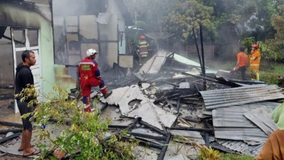 Sebuah rumah lansia di Jalan Rahadi Ismail, Benua Kayong, Ketapang, hangus terbakar.