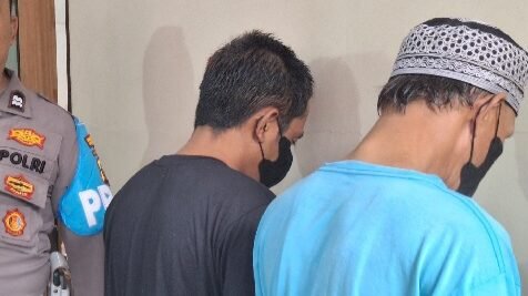 Kedua tersangka kasus peredaran uang palsu di pontianak. (Dok. Ist)