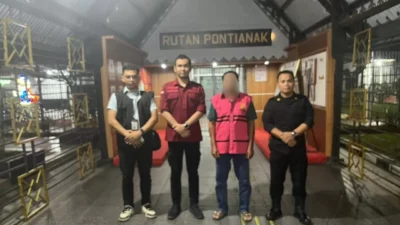 Mantan Kades Merayuh AT (tengah), tersangka dalam kasus dugaan korupsi PLTMH di Desa Merayuh. (Dok. Ist)