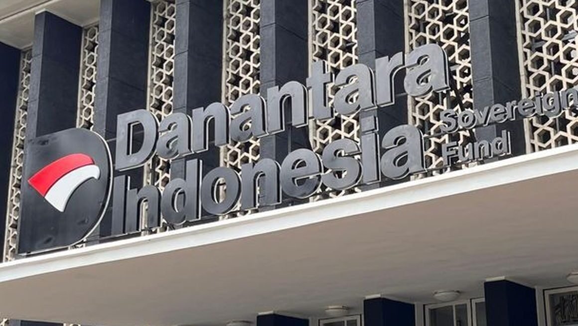 "Melalui UU BUMN baru, pemerintah merestrukturisasi tata kelola BUMN. Kementerian BUMN berubah fungsi menjadi Badan Pengatur, sementara BPI Danantara dibentuk sebagai pengelola investasi."