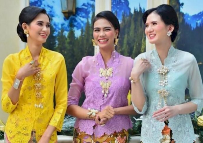 "Tahukah Anda bahwa kebaya Indonesia punya banyak nama dan jenis? Kenali perbedaan antara Kebaya Kartini, Kutubaru, Encim, dan lainnya dalam ulasan lengkap ini."