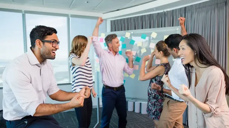 "Lembur sesekali sering diabaikan manfaatnya. Padahal, lembur strategis bisa memberi 4 keuntungan karier, mulai dari visibilitas hingga percepatan skill."