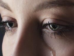 Bukan Tanpa Alasan, Ini 4 Penyebab Kita Sering Merasa Sedih Tiba-Tiba di Malam Hari