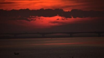 "Pernah merasa sore hari begitu magis? Temukan 4 alasan psikologis dan natural di balik 'golden time', mulai dari cahaya emas yang menenangkan hingga momen ideal untuk refleksi diri."