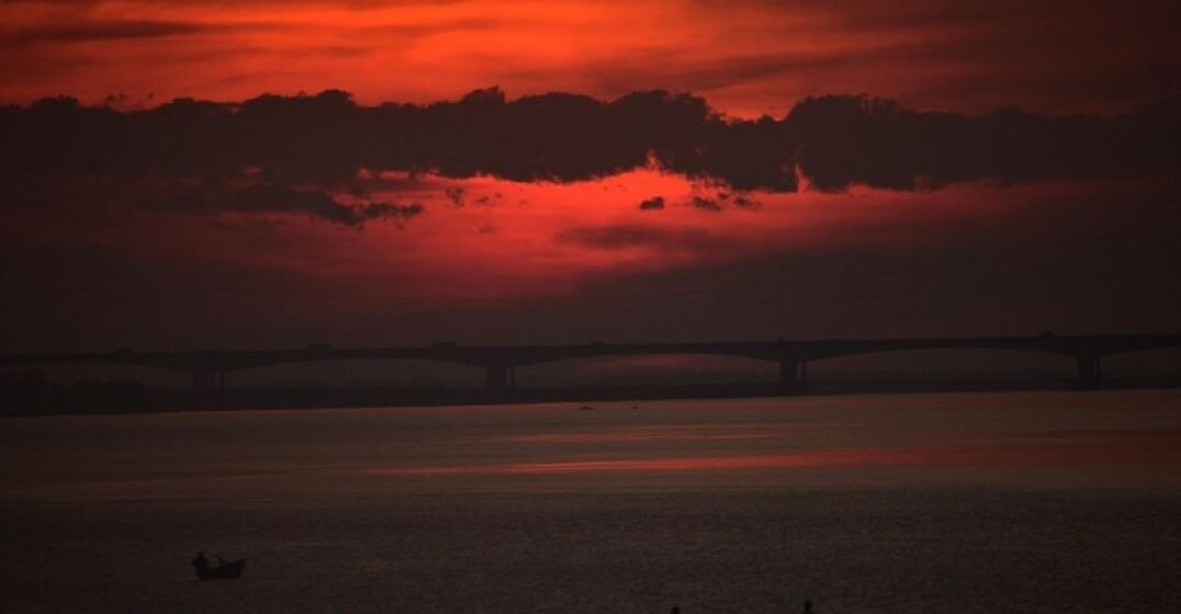 "Pernah merasa sore hari begitu magis? Temukan 4 alasan psikologis dan natural di balik 'golden time', mulai dari cahaya emas yang menenangkan hingga momen ideal untuk refleksi diri."