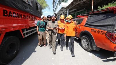 Kepala Badan Nasional Penanggulangan Bencana (BNPB) Letjen TNI Suharyanto meninjau lokasi insiden robohnya pondok pesantren (ponpes) Al Khoziny, Buduran, Kabupaten Sidoarjo, Jawa Timur, Rabu (1/10)