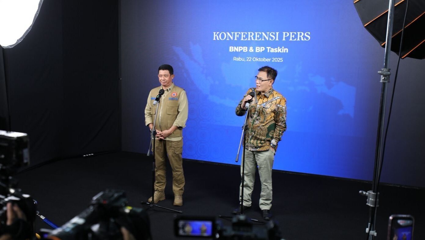 Kepala BNPB Letjen TNI Suharyanto (rompi cokelat) menerima Kepala Badan Pengentasan Kemiskinan (BP Taskin) Budiman Sujatmiko, (kemeja batik) guna mamperkuat sinergi dalam meningkatkan kesejahteraan masyarakat yang terdampak bencana, dilaksanakan Gedung Graha BNPB Jakarta, Rabu (21/10).