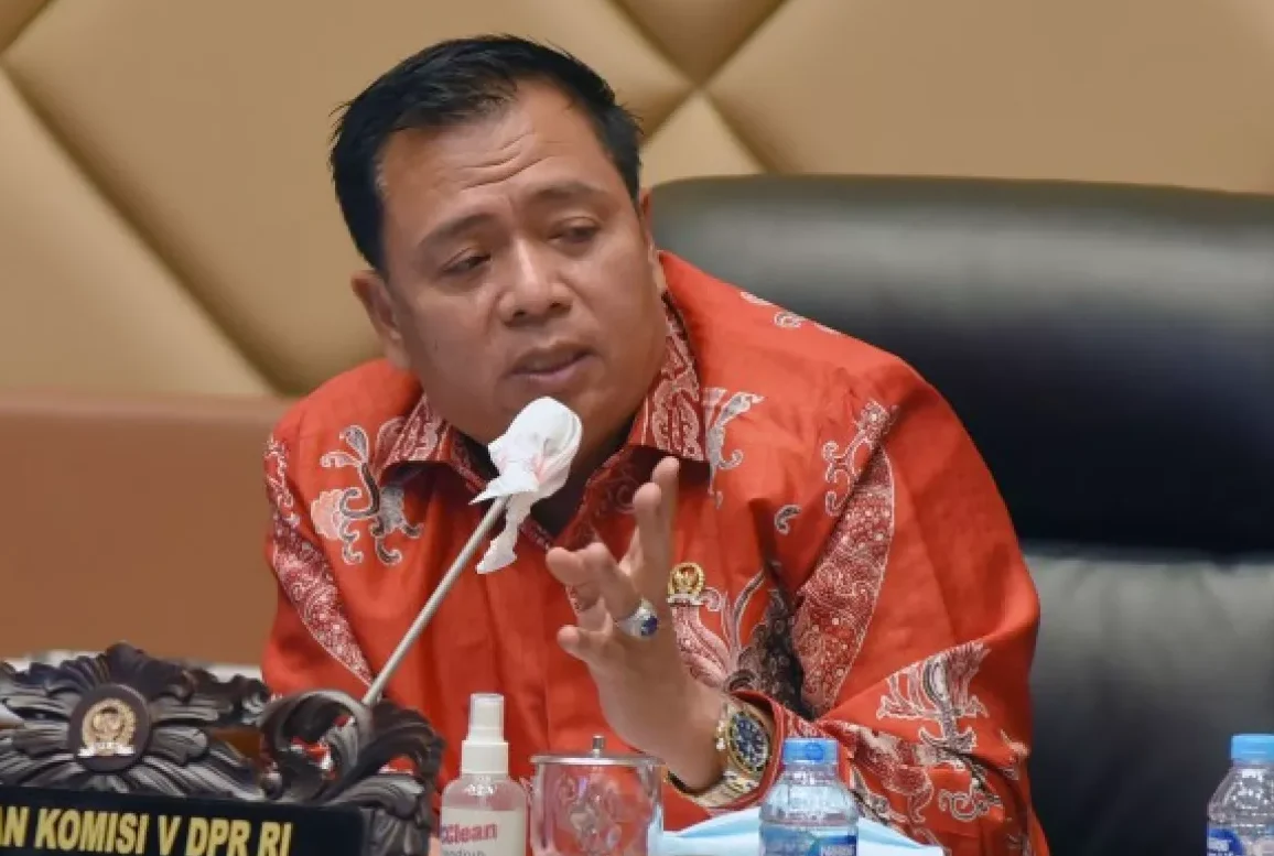 "Ketua Komisi V DPR, Lasarus, menawarkan dua opsi pembangunan jembatan untuk atasi kemacetan di Sintang, termasuk duplikasi Jembatan Melawi dan pembangunan jalur baru."