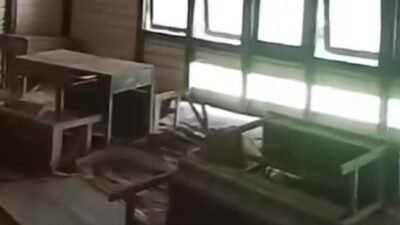 "Seorang warga merekam kondisi memprihatinkan SDN 15 Kandis di Kuala Behe. Terlihat plafon ruang kelas rusak dan kursi hancur, warga meminta perhatian dari bupati dan dinas pendidikan."