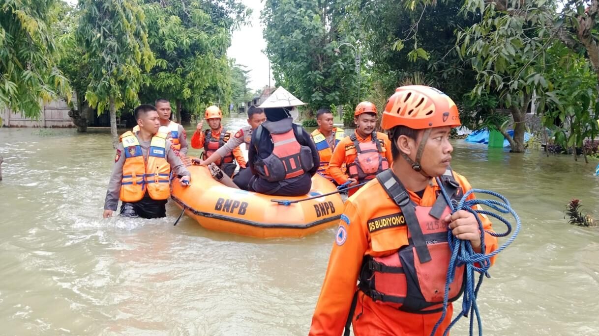 Tim Reaksi Cepat (TRC) BPBD Kabupaten Grobogan melakukan rangkaian upaya penanganan darurat bencana banjir yang melanda sejumlah wilayah Kabupaten Grobogan, Jawa Tengah, Rabu (22/10). Foto: BPBD Kabupaten Grobogan