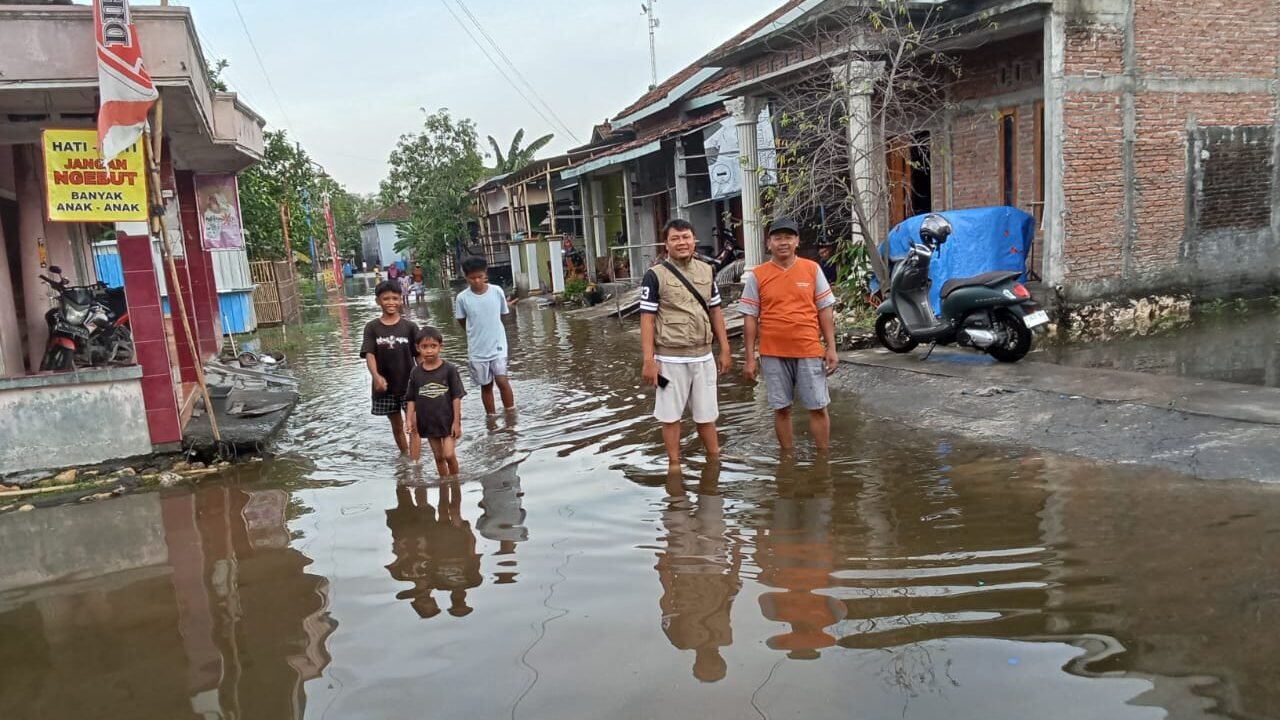 Kondisi banjir yang merendam pemukiman warga di Kabupaten Demak sejak Jumat (24/10).