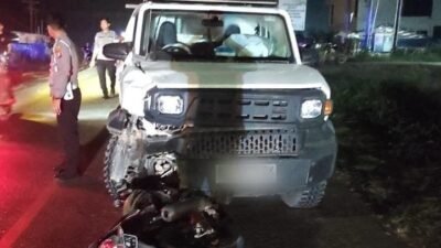 Kondisi sepeda motor Yamaha Vixion dan mobil Toyota Hilux yang terlibat dalam kecelakaan di Jalan Merdeka Timur, Sekadau.