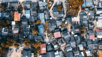 "Data 2025 menunjukkan lebih dari 800 juta orang secara global tinggal di permukiman kumuh, menghadapi krisis hunian tanpa akses layanan dasar yang memadai."