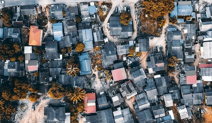 "Data 2025 menunjukkan lebih dari 800 juta orang secara global tinggal di permukiman kumuh, menghadapi krisis hunian tanpa akses layanan dasar yang memadai."