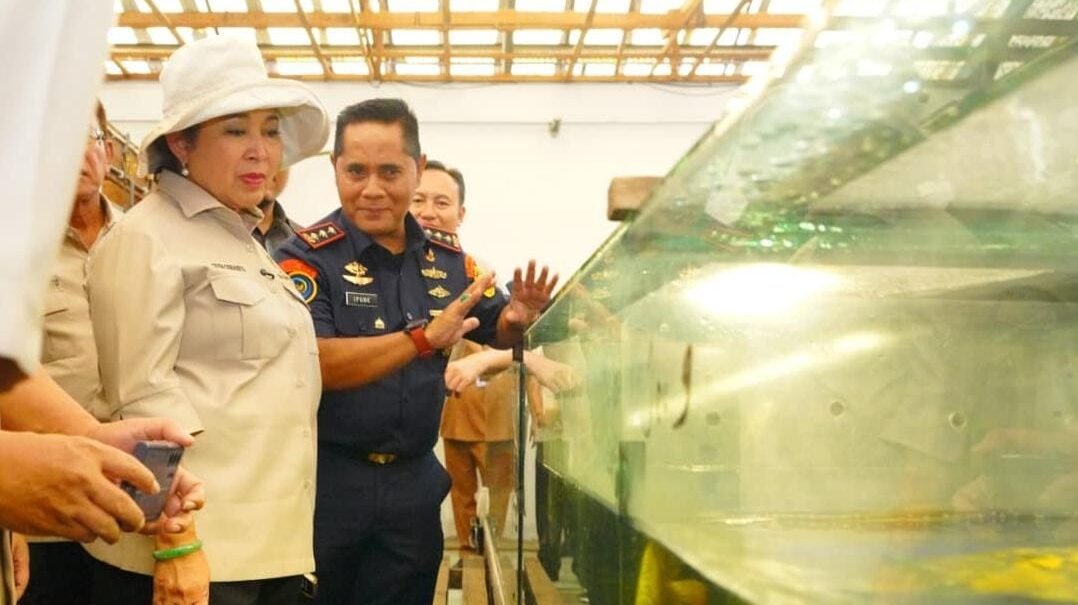 Ketua Komisi IV DPR RI, Siti Hediati Soeharto, bersama Dirjen PSDKP KKP, Pung Nugroho Saksono, saat berdialog dengan pelaku usaha ikan arwana di Kalimantan Barat, Selasa (30/9/2025).